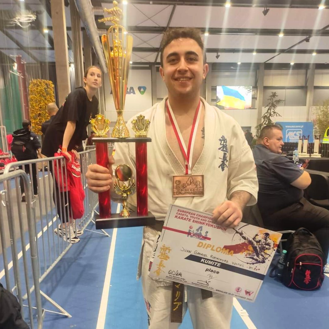 CarrilSolar's tweet photo. 🥉 ¡Enhorabuena a Juan Gabriel! 🥋💥

Ha participado en el Campeonato Europeo U20 en Wroclaw, Polonia, alcanzando el tercer puesto en la categoría de -85 kg.

#CarrilSolar #FKE #EKO #EC2024Wroclaw #Osu #EnergíaQueImpulsa https://t.co/Hf301rG2mf