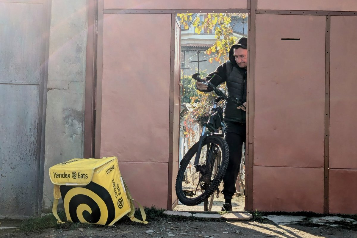 Янги иш куни бошланмоқда.

The new working day is starting.