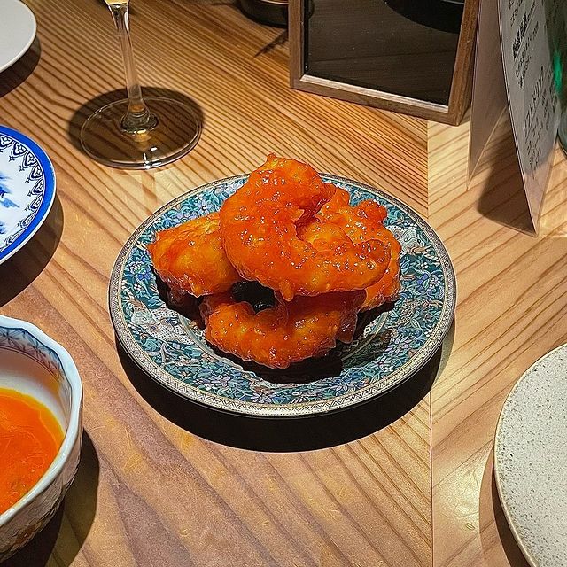 lingxiang5267's tweet photo. 『食堂ニ十』
＊北新地/大阪

北新地にある朝の5時までやってる和食居酒屋！ここの塩おむすびで〆たいなってなって4軒目で！頼んだものはnitoのスパサラ、納豆と豚ミンチの春巻き、エビブラザーズ(デスチリ)、スケの塩むすび！ https://t.co/nwUvivKTes