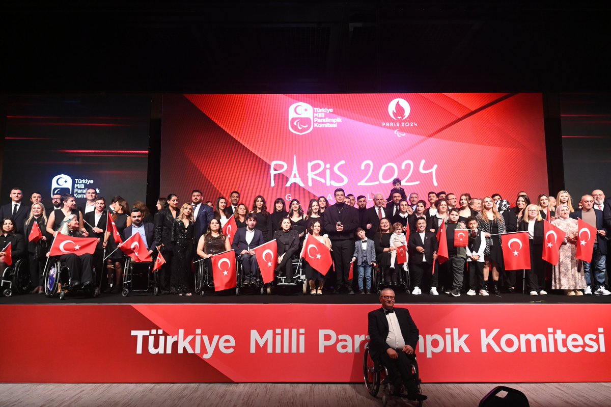 TurkParalimpik's tweet photo. Kırmızı-beyaza bürünen gecede, sporcularımız, sponsorlar ve sanat dünyasından isimlerle zaferimizi paylaştık. 🎉 

Norm Ender’in “PARLA”  performansı ise unutulmazdı! 🙌✨

https://t.co/Al0O7QeXxV https://t.co/qPZXzGiQLU