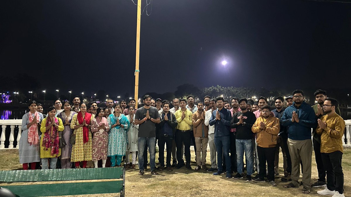 Abhishe97626778's tweet photo. प्रिय @vishnudsai   माननीय सरकार,

आज बाल दिवस है, हमारा दिन। लेकिन हमारे दिल में एक चिंता है, हमारे शिक्षकों की नौकरी की चिंता। हमारे बीएड सहायक शिक्षकों की नौकरी खतरे में है।

वे हमें पढ़ाते हैं, हमें ज्ञान देते हैं, हमें भविष्य के लिए तैयार करते हैं। लेकिन उनकी नौकरी को खतरा है, यह हमें बहुत दुखी करता है।

हमारे शिक्षक हमारे लिए सब कुछ हैं। वे हमें सिखाते हैं, हमें समझाते हैं, हमें प्यार करते हैं। लेकिन उनकी नौकरी को बचाने के लिए कोई नहीं सोचता।

हम आपसे अनुरोध करते हैं कि कृपया हमारे शिक्षकों की नौकरी बचाएं। वे हमारे भविष्य के लिए बहुत महत्वपूर्ण हैं। उनकी नौकरी को बचाने से हमारा भविष्य सुरक्षित होगा।

हम आपके आभारी रहेंगे, अगर आप हमारे शिक्षकों की नौकरी बचाएंगे।

धन्यवाद,
#छत्तीसगढ़_बीएड_सहायकशिक्षक_की_पुकार_समायोजन
#Justice_For_3000_BEd_Assistant_TeachersCG
#छत्तीसगढ़_बीएड_सहायक_शिक्षक_को_न्याय
@ChhattisgarhCMO
@BJP4CGState
@ArunSao3
@OPChoudhary_Ind
@vijaysharmacg
@vijaybaghelcg
@BJP4CGState
@brijmohan_ag
@IBC24News
@ZeeNews
@aajtak
@yashwantbhilai
@bhilaitimes
@news24tvchannel
@haribhoomicom
@NavbharatTimes
@PMOIndia #बालदिवस #बालदिवस #बाल_दिवस
