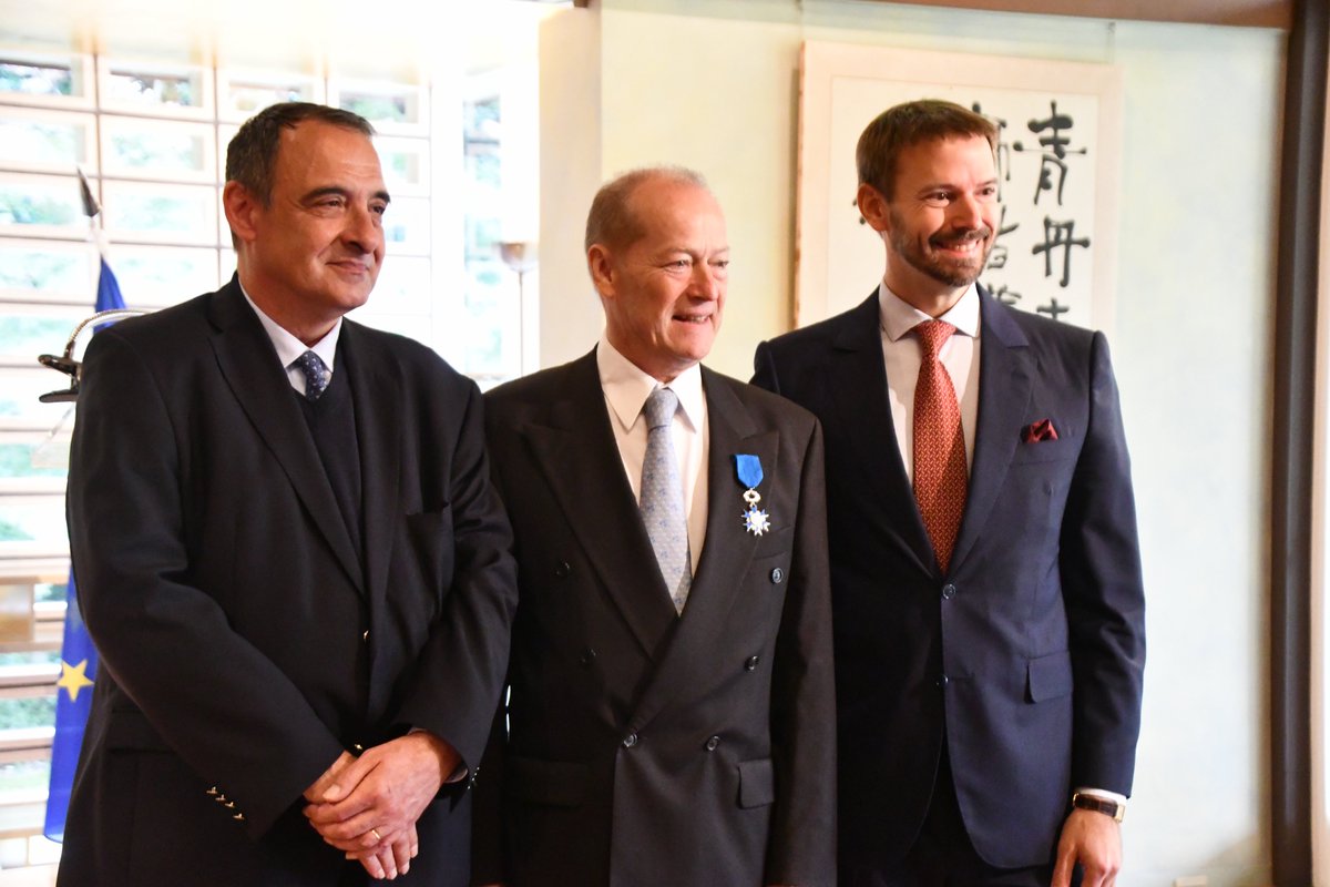 🎖️​A l’occasion des 40 ans de la <a href="/LaTourdArgentJP/">Tour d'Argent Tokyo</a> , l’un des plus anciens restaurants #gastronomiques français au Japon, l’ambassadeur de 🇫🇷 Philippe Setton a remis l’Ordre national du Mérite à son directeur Christian Bollard et le Mérite agricole à son chef Renaud Augier.