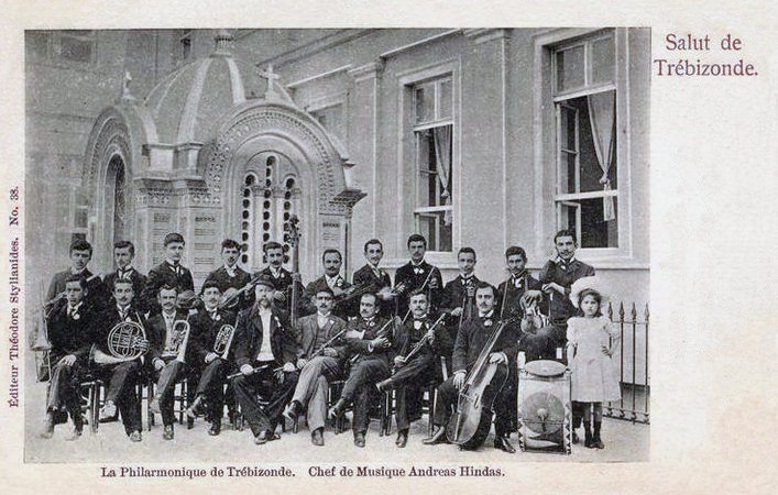 Bakın bu eşsiz yapı da Trabzon opera binasıydı. Diğer resimde Trabzon Filarmoni orkestrası.

Yok ettik bunların hepsini...