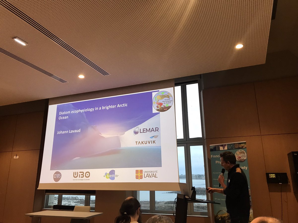Johann Lavaud ouvre la deuxième journée des #JSPF2024 avec une présentation plénière sur les diatomées en Arctique <a href="/SBRoscoff/">Station Biologique de Roscoff</a>
