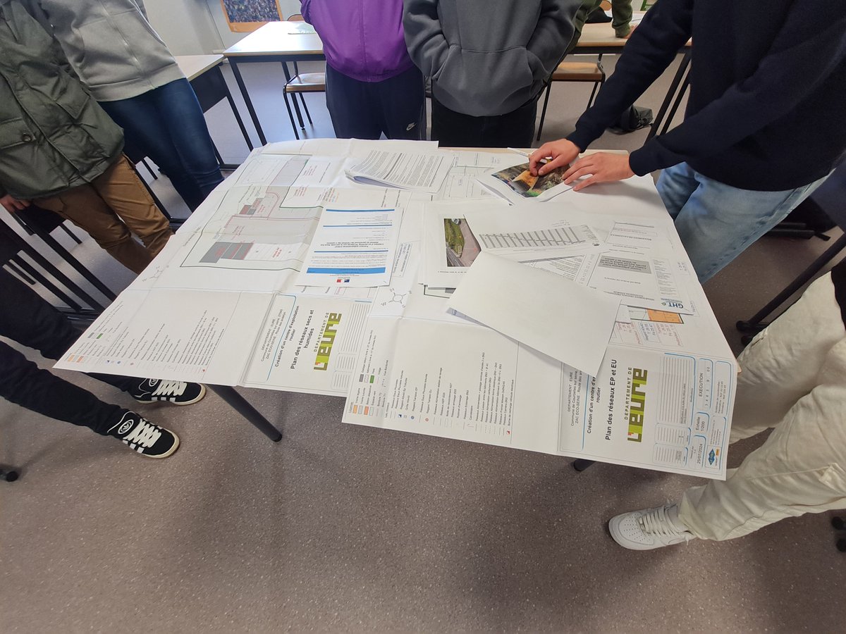 Mardi 8/11, un ancien élève de STI2D promo 2022, est intervenu auprès des Terminales STI2D. Massinissa est aujourd'hui en Licence Professionnelle pour devenir Conducteur de Travaux dans l'entreprise Spie Batignolles Le Foll. Son parcours est un bel exemple pour nos élèves !