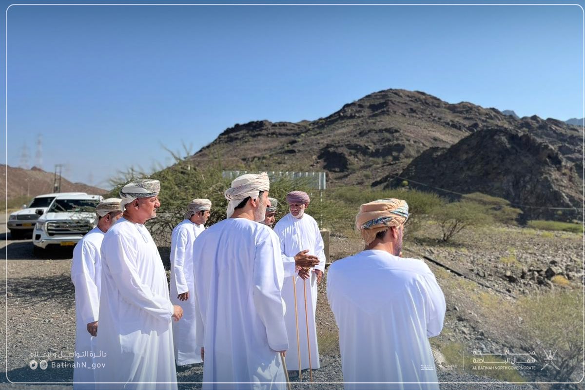 اطلع سعادة الشيخ محمد بن عبدالله بن علي البوسعيدي والي #صحار من خلال الزيارة الميدانية التي قام بها  برفقة نائب رئيس #المجلس_البلدي بالمحافظة ومدير دائرة البلدية بصحار على الاحتياجات التنموية لقرية الخان بوادي الجزي حيث التقى سعادته بمسؤولي واعيان تلك القرية واستمع ووقف على