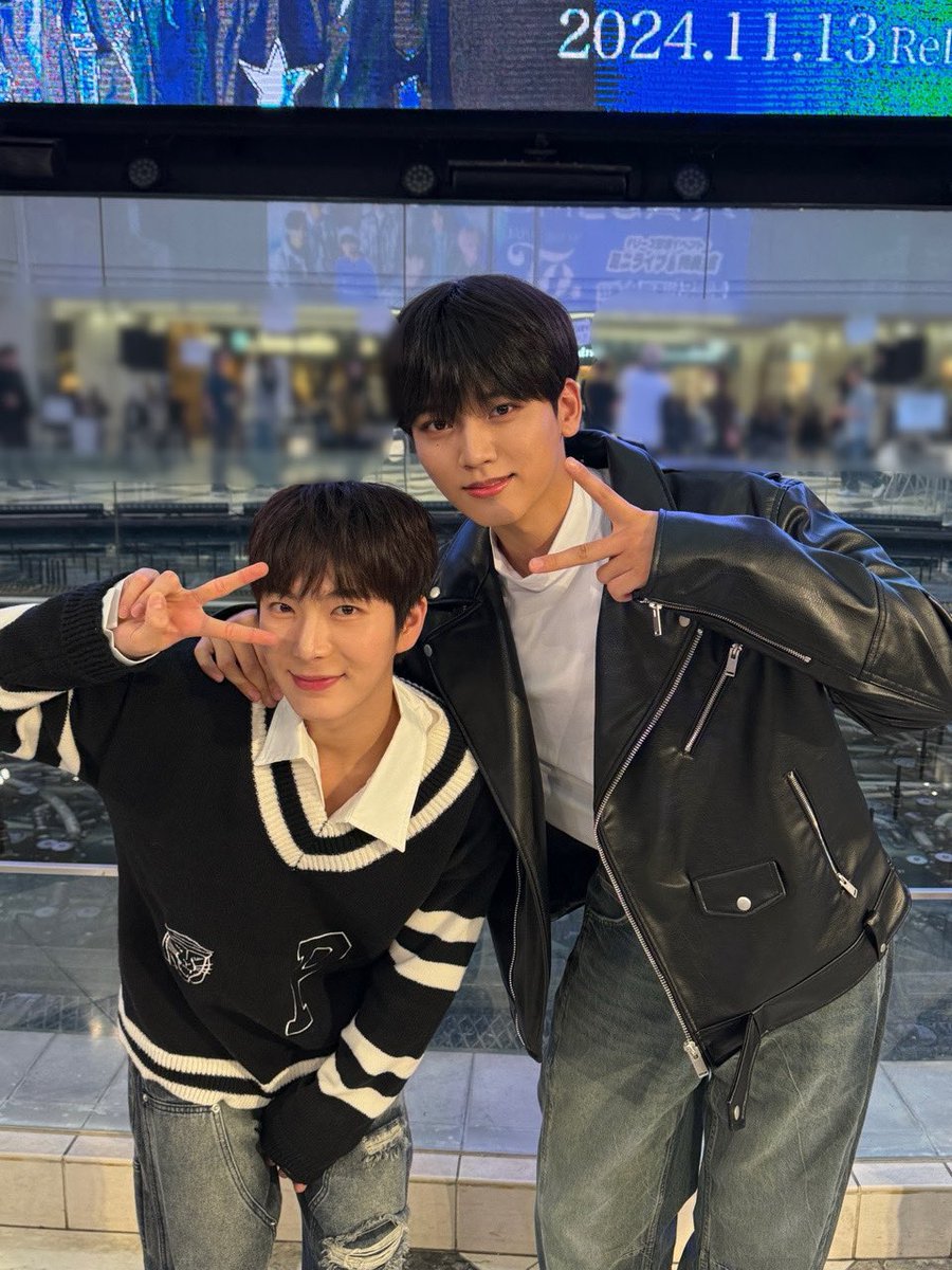 OmegaX_members's tweet photo. [#OX]

케빈이랑📸
 
#OMEGA_X #오메가엑스 
#혁 #HYUK https://t.co/ZSBL1D2msh