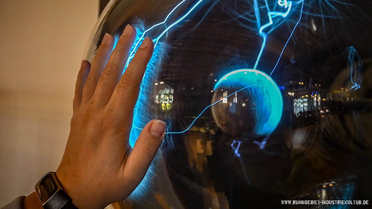 Einmal Hand anlegen und die Spannung steigt – wortwörtlich! Magie oder einfach nur Physik? 
Seit vorgestern ist die Ausstellung „Zeitreise Strom“ im Umspannwerk Recklinhausen Thema im Blog: ruhrgebiet-industriekultur.de/umspannwerk-re… #Ruhrgebiet