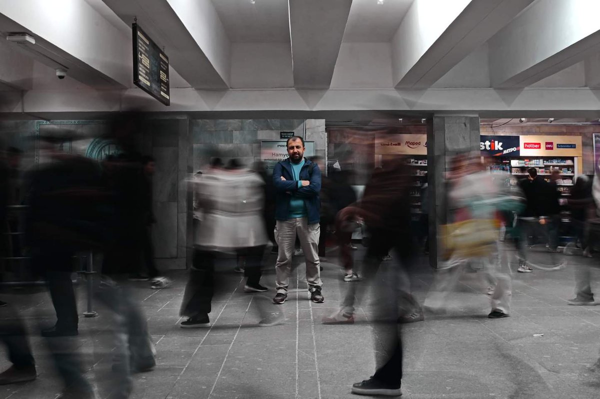 Шогирдларнинг фотографиядаги илк қадамларида ҳатто "модел" бўлиб беришга ҳам тўғри келади.

Шогирдимиз Марварида "шувалган" сурат олишни машқ қилмоқда.