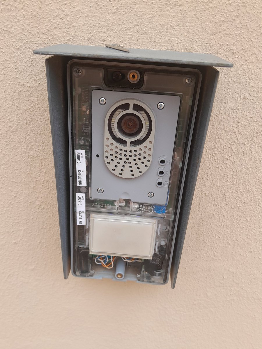 vutronixtech's tweet image. #Intercomrepair This is a Bpt intercom that was strike by lightning and repaired by Vutronix Technologies. Contact us for enquiries: 0837552772