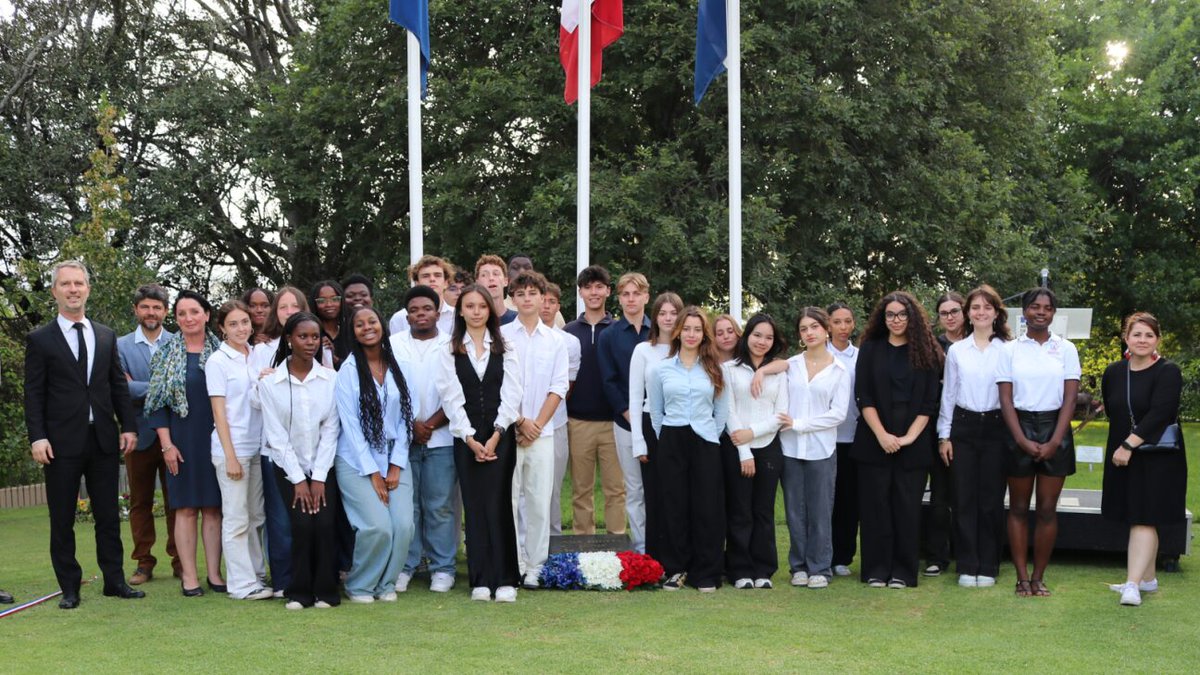 On November 11, students from the French High School actively participated in cleaning the Commonwealth War Graves Cemetery in Thaba Tshwane, engaging in remembrance and defense initiatives. May they look to the future, never forgetting the past 🕊
@frenchschoolza #ArmisticeDay