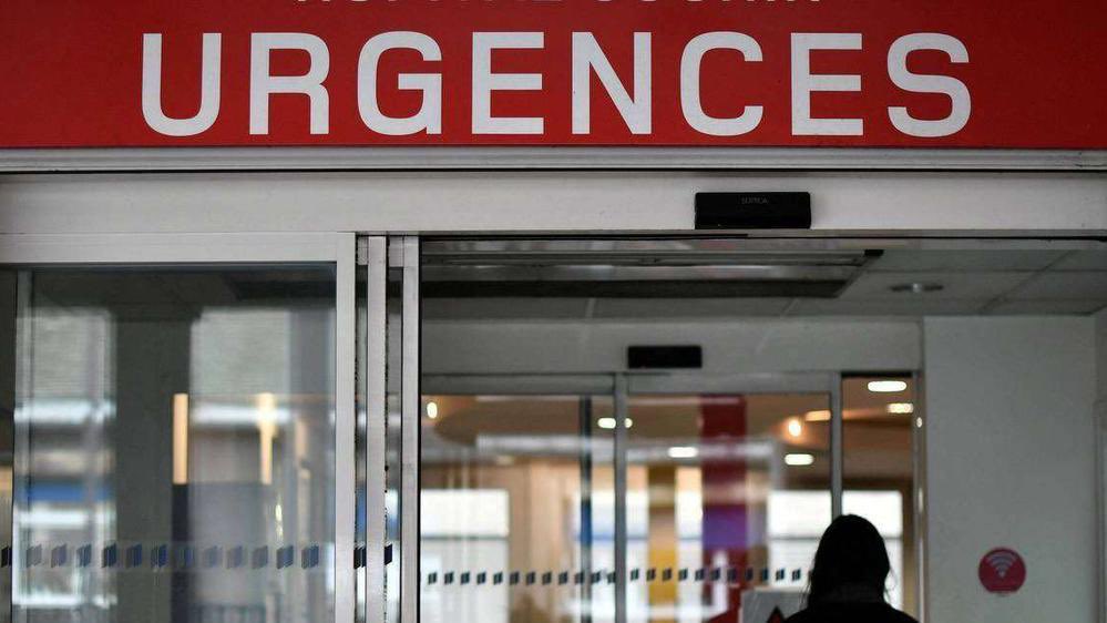 info_Paris_IDF's tweet photo. 🔴 FLASH - #IledeFrance : Le port du masque est désormais obligatoire dans tous les #hôpitaux.

👉 Cette décision est motivée par la circulation épidémique de la #bronchiolite, mais aussi du Covid-19, à un moindre niveau. (AP-HP) #IDF https://t.co/re1LDImADP