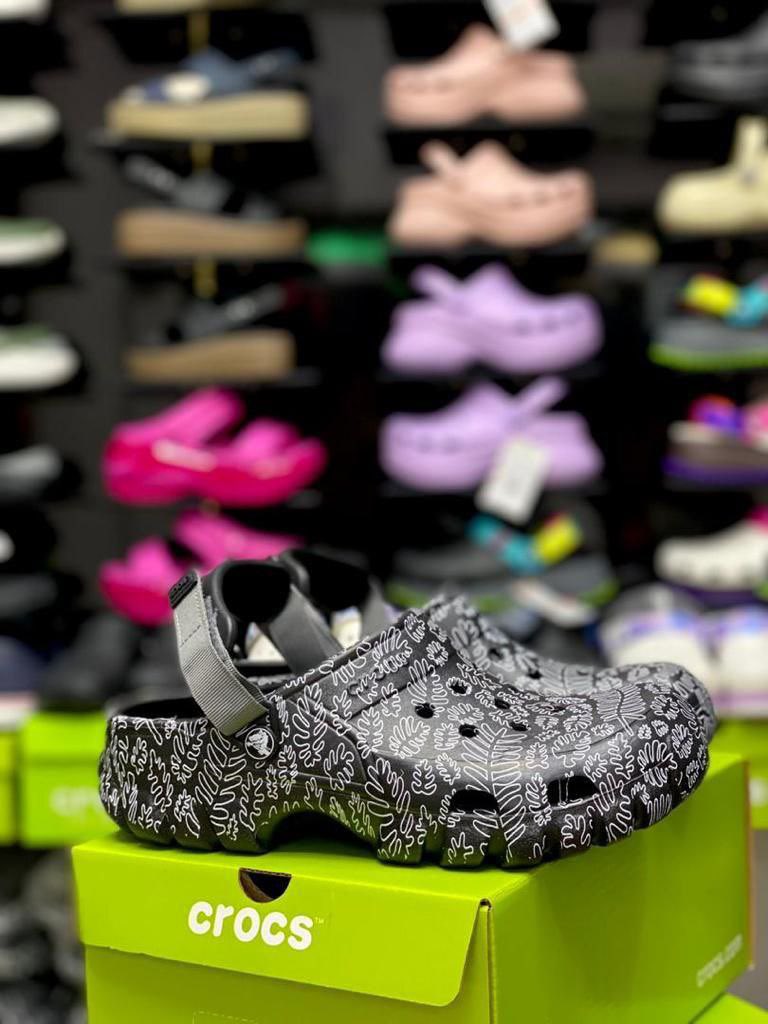 theyoungtrybe's tweet image. Off Road Crocs are an ideal option for if you love comfort and want something easy to maintain.

These pairs are available up to size 46
📍25k only

We deliver nationwide, send a DM to order now 📩
Kindly RT🔃

#crocsinlagos
#crocsformen