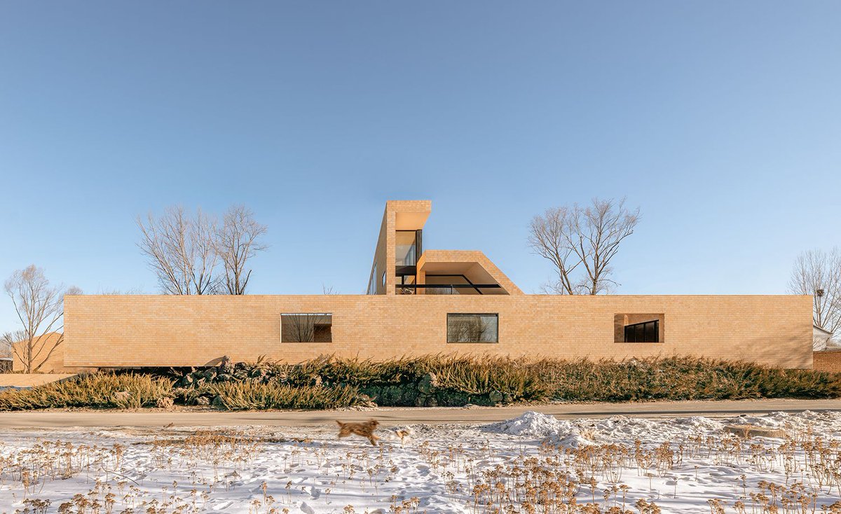 Archello's tweet image. DL Atelier’s ARVO 16:30 Hotel in Maying village, Beijing, embraces the natural landscape with rammed-earth walls, secluded courtyards, and local finishes.
buff.ly/4ftQcsO

#RammedEarth #EcoArchitecture #NaturalDesign