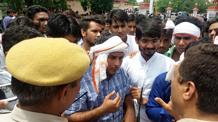 RavindraGurj's tweet photo. नरेश मीणा को राजस्थान पुलिस ने गिरफ़्तार कर लिया.......
 इस से यह साबित होता है कि जब जब गाँव वालों ने अपनी समस्या को सुलझाने के लिए एक युवा नेता को चुना है , सरकार ने उसी को तोड़ने का काम किया है .
#नरेश_मीणा_को_रिहा_करो https://t.co/w4P4HUtf8E