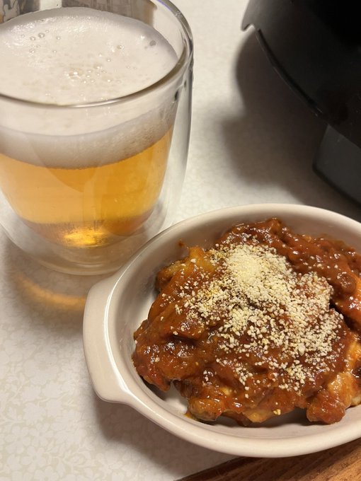 トマト🍅をいっぱいもらって冷凍してたの忘れてたので全てトマトソースにした。これは鶏のトマト煮、今日のお供😋 