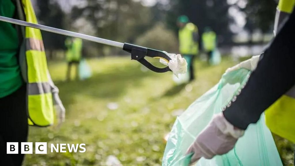 More than 12 tonnes (12,000kg) of litter was collected from a busy road during a clean-up operation. The  waste was recovered from an 18km (11 mile) stretch of the A46 between Coventry and Stratford-upon-Avon.

bbc.co.uk/news/articles/…

#cprewarwickshire #litter #cleanup