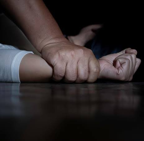 Muş’ta 27 yaşındaki Ayşe’ye tecavüz eden Cihan Oral, Ayşe’nin beyanı ve delillerine rağmen tutuklanmadı.

Uzaklaştırma kararı verilen Oral, bu karara uymayıp aileyi şikayeti geri çekmesi için taciz etti.

Ailenin teklifleri reddetmesi üzerine Oral, 9 Mart’ta Ayşe’yi, babasını ve