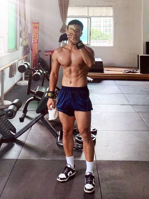 Fatisii1's tweet photo. 消防男的大鸡吧又骚又持久，骚逼想来吸裹我的大屌和大臭脚吗！😍舔舒服了我直接肏翻让你爽上天，想深入了解我们的生活进群进一步的发展！#消防员的日常生活！ https://t.co/aUGuKBeCIm