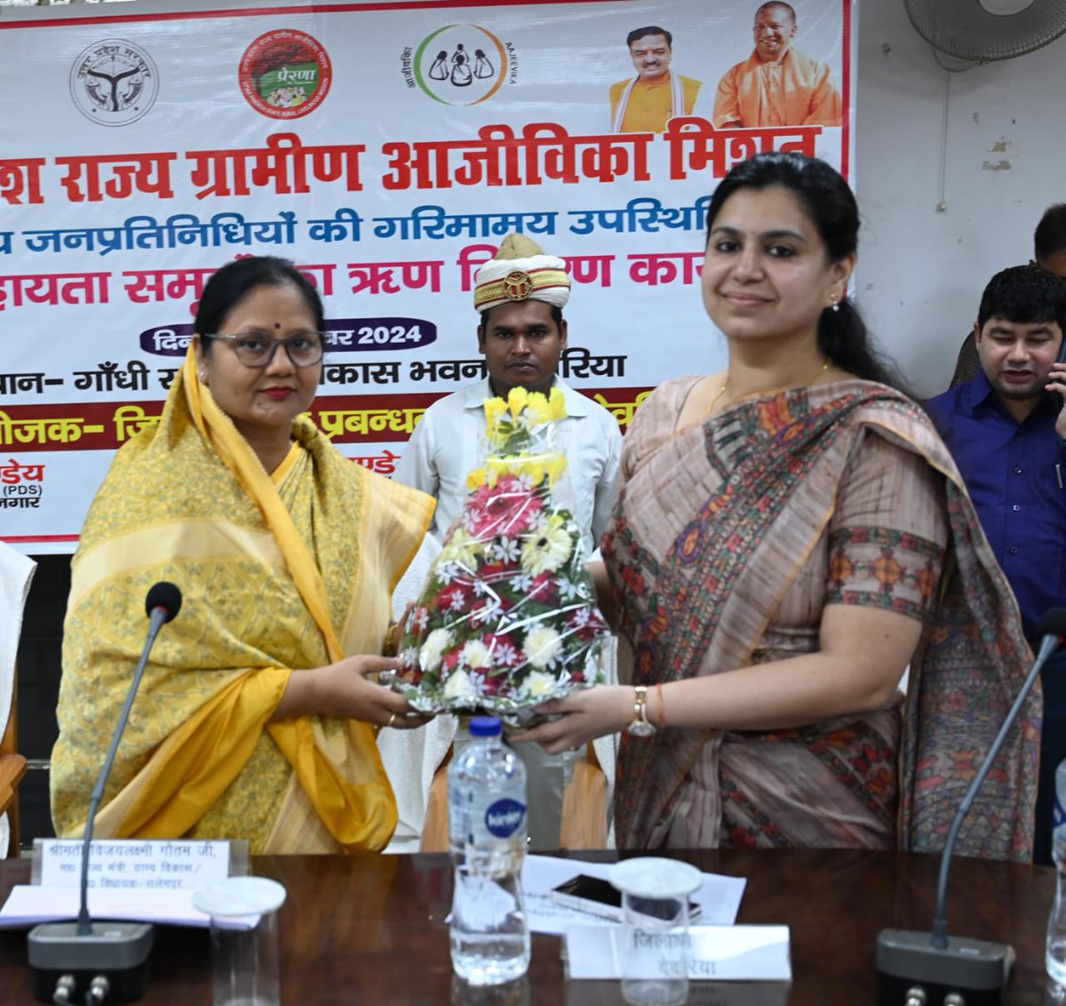 dmdeoria's tweet photo. विकास भवन स्थित गांधी सभागार में एनआरएलएम के अंतर्गत स्वयं सहायता समूहों को ऋण वितरण कार्यक्रम का आयोजन मा० ग्राम्य विकास राज्य मंत्री श्रीमती विजयलक्ष्मी गौतम जी की गरिमामयी उपस्थिति में किया गया।
@UPGovt @CMOfficeUP @ChiefSecy_UP @InfoDeptUP https://t.co/kpPk3QdK8A