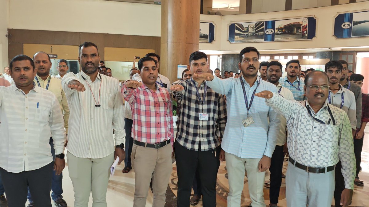 bncmcbhiwandi's tweet photo. General Election 2024 under #SVEEP at #Bhiwandi Nizampur City Municipal Corporation Headquarters at 11.00 am Hon. Administrator and Commissioner Shri. #AjayVaidya was sworn in along with all the municipal employees.
1/2 https://t.co/V7Z9AJLFdd