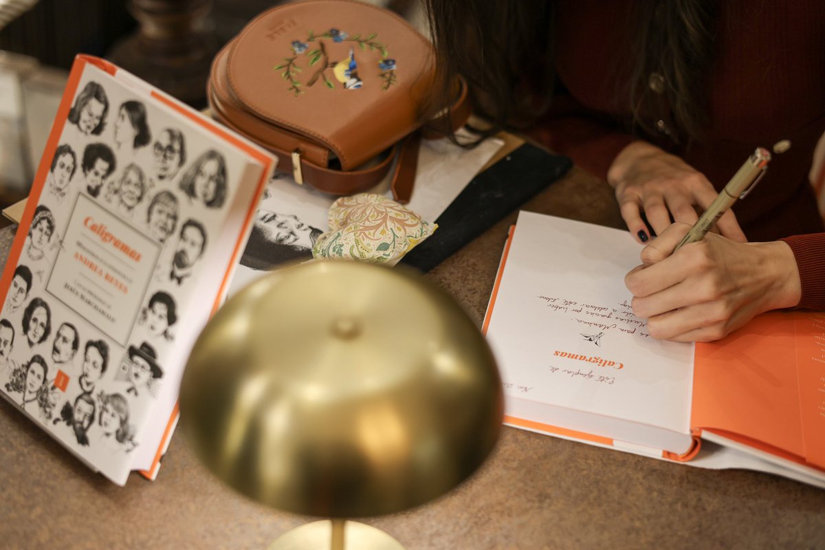 Qué tarde tan bonita ayer en <a href="/lamistralmadrid/">Librería La Mistral</a> celebrando la salida de «Caligramas» (<a href="/EdImpedimenta/">Impedimenta</a>). Hubo mucho cariño, muchísimas gracias. 🖤