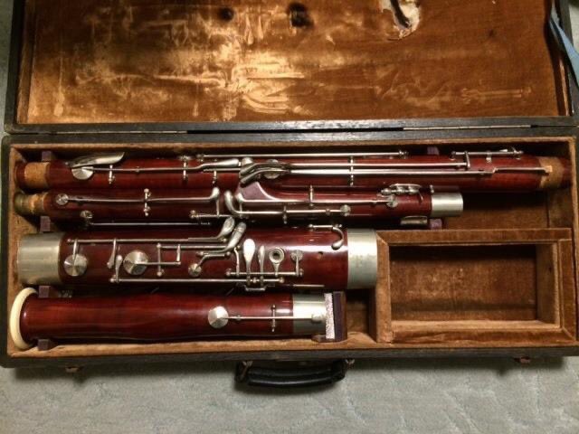traum423's tweet photo. @cntftpn 福岡の老舗楽器店の倉庫から発見されて現在では武蔵野音楽大学の楽器博物館に所蔵されている日本管楽器製造のシリアル番号2604のファゴットです♪ https://t.co/HDBCtBqsXY