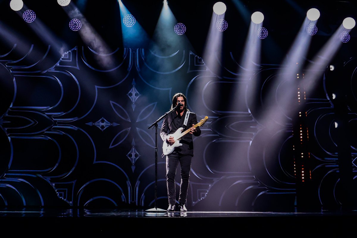 LatinGRAMMYs's tweet photo. La guitarra de @Juanes 🎸 hizo presencia con la interpretación de un himno vallenato: 🎵La Gota Fría🎵. @Carlosvives, Persona del Año 2024. #LatinGRAMMY #25AñosdeExcelencia 👏 https://t.co/maQ09V0J4G