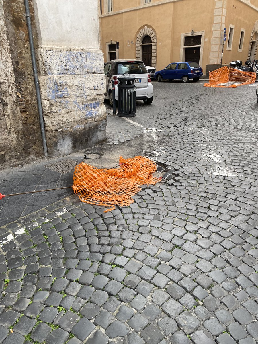 AvilManue's tweet photo. La Roma del #giubileo2025 è un cantiere esteso ad ogni angolo. Lavori iniziati troppo tardi ed altri caduti nel dimenticatoio. La nostra immagine, nel mondo che si accinge a visitarla è a dir poco compromessa… https://t.co/qFy9UzA1IU