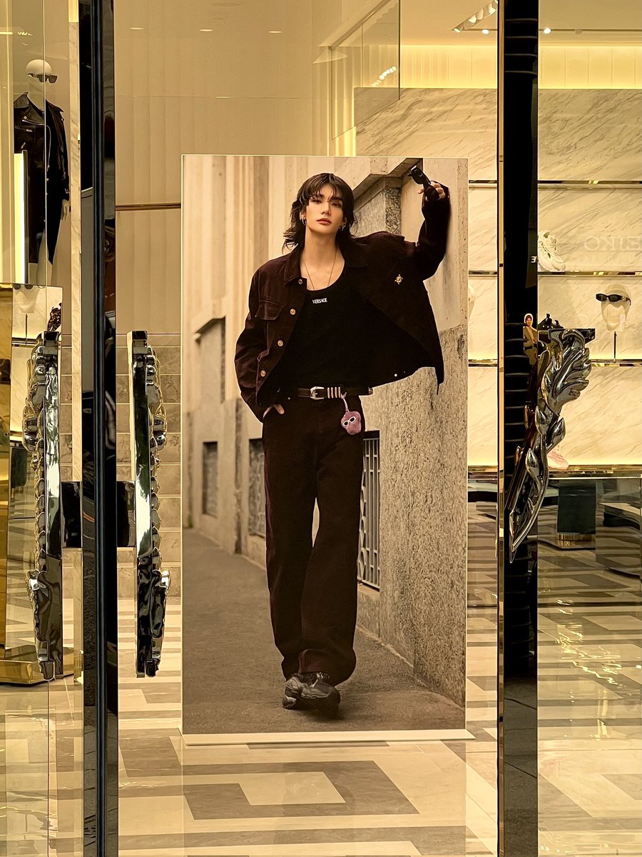 loveskz_stay's tweet photo. 내가 지금 도쿄를 가야겠는디..;; 
#HYUNJINxVERSACE @Versace https://t.co/Sl1k9X1tXT