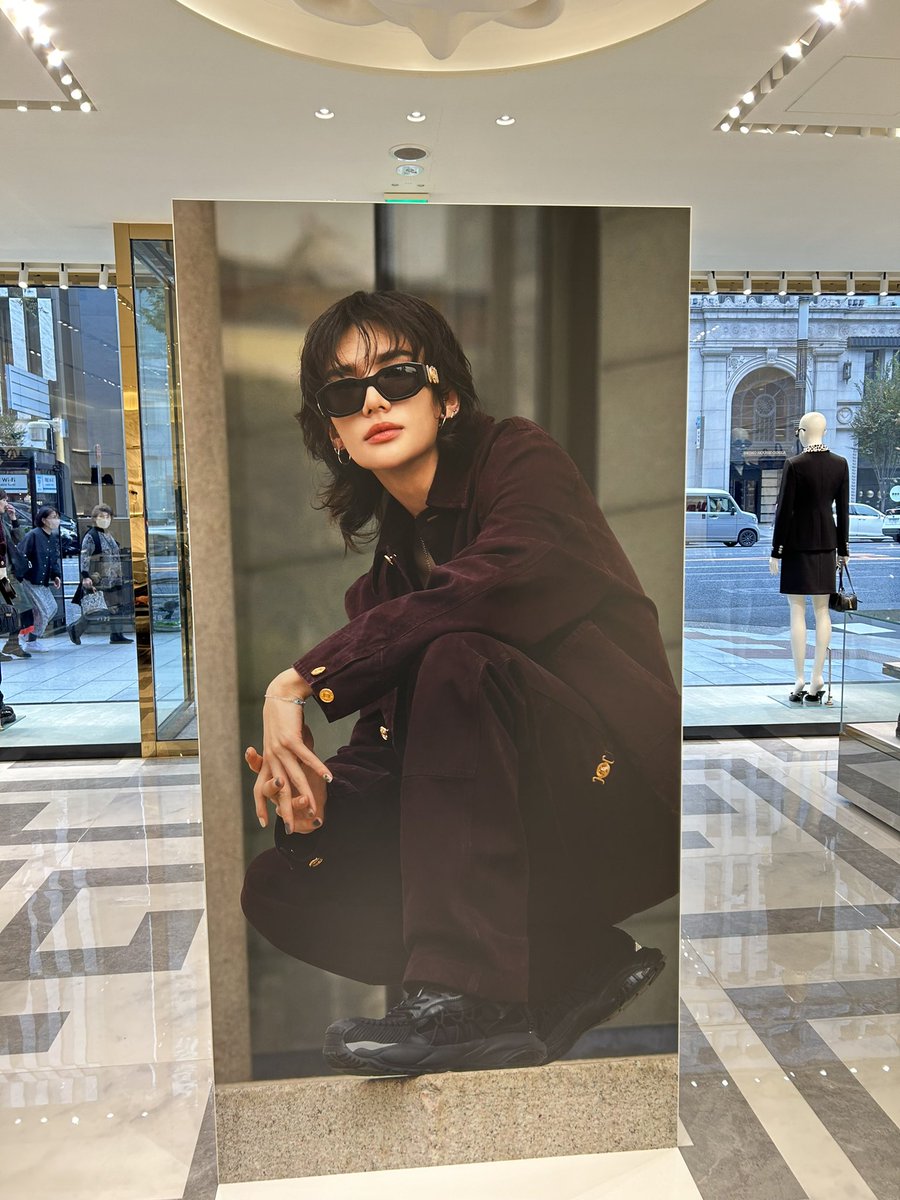 loveskz_stay's tweet photo. 내가 지금 도쿄를 가야겠는디..;; 
#HYUNJINxVERSACE @Versace https://t.co/Sl1k9X1tXT