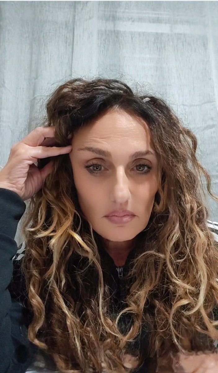 Più sorridi, più appari allegra agli occhi delle persone più in realtà nascondi tanta tristezza ...