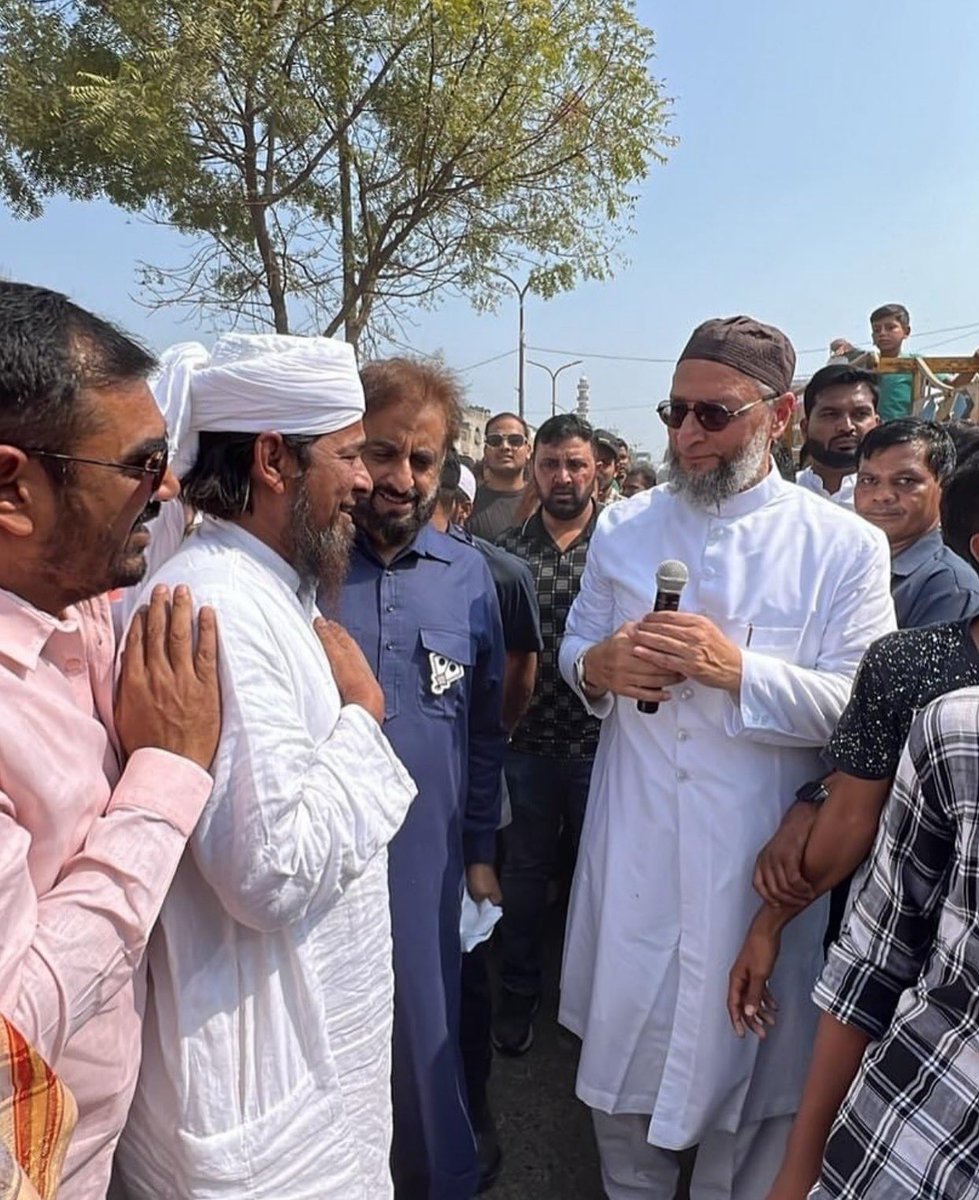 mohsinaddeen96's tweet photo. AlMIM Chief &amp; Hyderabad MP Barrister @asadowaisi Along with AIMIM #Aurangabad East MLA Candidate @imtiaz_jaleel Holds Paidal Daura from Azad Chowk to Chelipura, #Aurangabad 🪁🦁

#AIMIM #Asaduddinowaisi #Imtiazjaleel #voteForKite #Vote4right #buttonno6 #asadowaisiimperator https://t.co/gDFvPKt3oU
