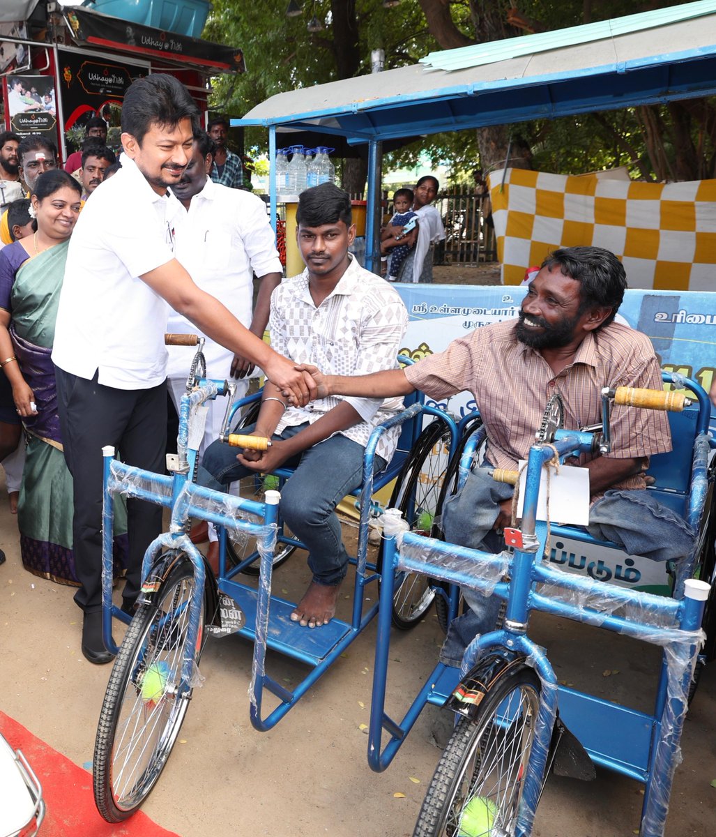 Udhaystalin's tweet photo. 3 ஆண்டுகளுக்கு முன்பு நம் @dmk_youthwing மூலம் உதவி பெற்ற மாற்றுத்திறனாளி உடன்பிறப்பு ஒருவர் இன்று பலருக்கு உதவும் ஏணியாய் உயர்ந்திருக்கிறார். 

2021 சட்டமன்றத் தேர்தலில் வென்று சேப்பாக்கம்- திருவல்லிக்கேணி தொகுதியில் இருந்த நம்மை தூத்துக்குடியிலிருந்து மூன்று சக்கர மோட்டார் சைக்கிளில் வந்திருந்தார் தம்பி ஜஸ்டின்.

‘நான் வாழ்வில் முன்னேற துணை நில்லுங்கள் அண்ணா’ என்று உரிமையுடன் கரங்களைப் பற்றினார். சிறுதொழில் தொடங்கிட ஏதுவாக கழக இளைஞரணி சார்பில் அவருக்கு தூத்துக்குடி மாவட்ட அரசு பொது மருத்துவமனை அருகில் தேனீர் மற்றும் ஜுஸ் கடை ஒன்றை அமைத்துத் தந்தோம். அதற்கு நம்முடைய பெயரையும் அவர் சூட்டினார்.

இந்த 3 ஆண்டுகளில், தன்னம்பிக்கையோடும் திறமையுடனும் தன்னுடைய கடையை வெற்றிகரமாக நடத்தி வருகிறார். தான் ஈட்டும் வருவாயில் ஒரு பகுதியை தன்னால் இயன்ற அளவுக்கு சமூக நலனுக்கும் செலவிடுகிறார்.

அந்த வகையில், தம்பி ஜஸ்டினின் ஏற்பாட்டில் சென்றாண்டு 3 தையல் மெஷின்கள் மற்றும் இரு மூன்று சக்கர வாகனங்களை பயனாளிகளுக்கு வழங்கினோம்.

 இதைத்தொடர்ந்து இன்றைக்கு மேலும், 5 தையல் மெஷின் மாற்றுத்திறனாளிகள் இருவருக்கு மூன்று சக்கர வண்டிகளை தம்பி ஜஸ்டினின் அவர்களுடைய ஏற்பாட்டில்  இன்று வழங்கினோம்.

‘வாழ்க்கையில் உயர்ந்திட உதவுகள்’ என்ற அவர், இன்று பிறர் உயர பறக்க சிறகுகள் தந்து கொண்டிருப்பதை நேரில் காணும் போதும் மகிழ்ச்சியாகவும் – பெருமையாகவும் இருக்கிறது.

வாழ்த்துகள் ஜஸ்டின்! உங்கள் பணிகள் தொடரட்டும்!

@geethajeevandmk @ARROffice @Joel_Dmk  #InbaRaghu #Mathiyalagan