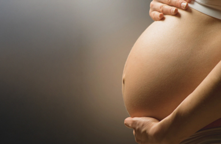 GEICAM's tweet photo. 🤰🏻Resultados del Estudio #EMBARCAM de GEICAM cuyo objetivo es entender cómo el embarazo impacta en la biología molecular del cáncer de mama asociado al embarazo.

🧬 Se han identificado 122 #genes diferencialmente expresados entre el #cáncerdemama asociado al #embarazo (cáncer de mama gestacional) y el cáncer de mama no gestacional. Destaca en el cáncer de mama gestacional la sobreexpresión de vías proliferativas (que hacen que los tumores crezcan más) y, por otro lado, genes infraexpresados involucrados en procesos de regulación inmune.

💡 Este descubrimiento abre la puerta al desarrollo de estrategias terapéuticas dirigidas frente a este tipo específico de cáncer de mama que aparece durante el embarazo o en el primer año del posparto y que se ha mostrado especialmente agresivo, según las conclusiones de este análisis molecular exploratorio del estudio EMBARCAM.

📲 Noticia completa aquí: https://t.co/SQFm26dQxb