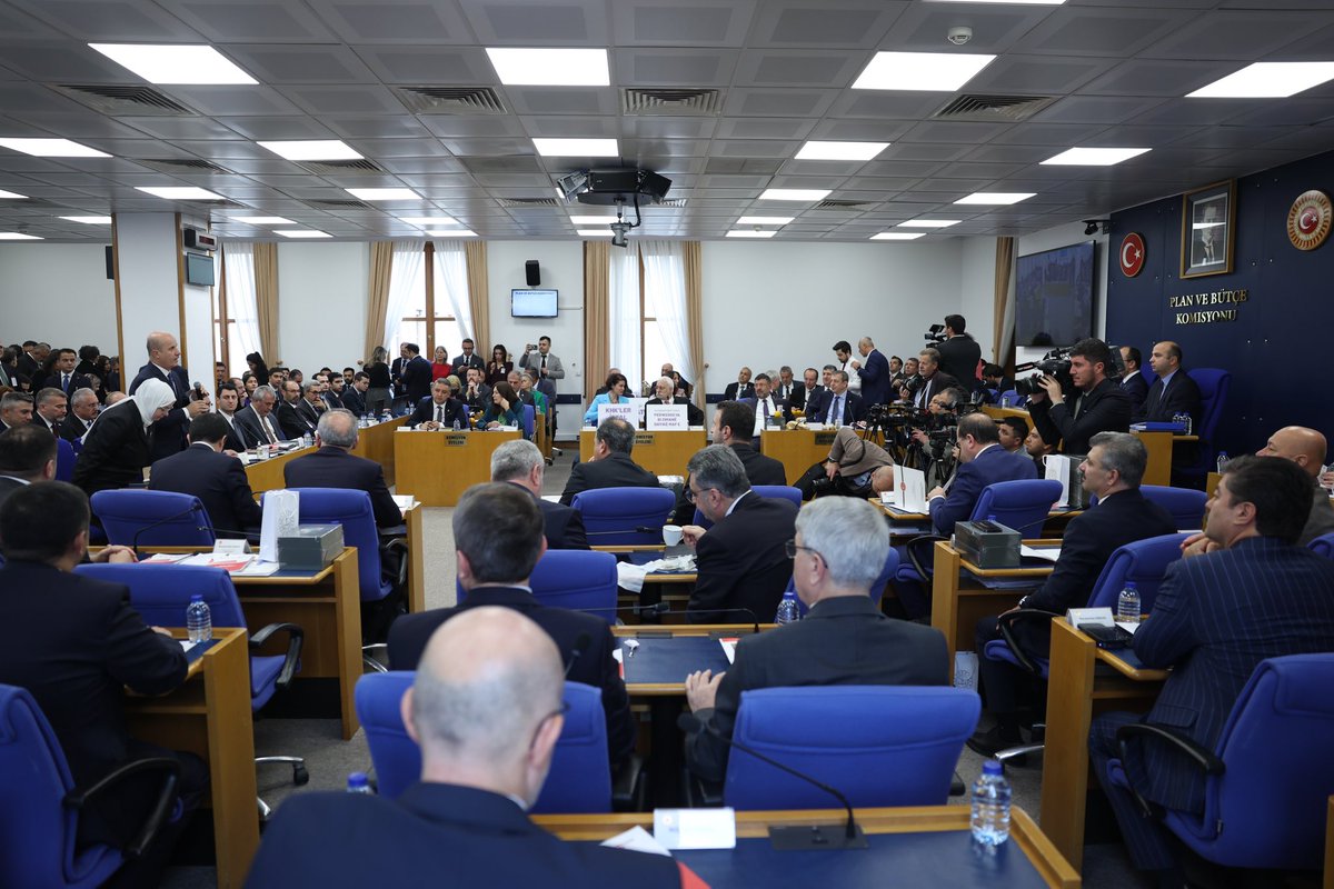 ratureli's tweet photo. TBMM Plan ve Bütçe Komisyonu'nda Milli Eğitim Bakanlığı'nın 2025 Yılı Merkezi Yönetim Bütçe Kanunu Teklifi ile 2023 Yılı Merkezi Yönetim Kesin Hesap Kanun Teklifi’ni görüşmeye başladık.

İktidarın, eğitim sistemini çökme noktasına getiren yanlış politikalarını ve yetersiz desteklerini ayrıntılı olarak konuşacağız.