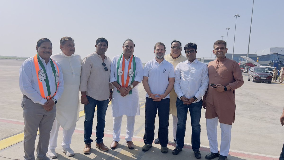 आज सुरत एयरपोर्ट पर मेरे नेता <a href="/RahulGandhi/">Rahul Gandhi</a> जी से मुलाक़ात करनेका सौभाग्य प्राप्त हुआ!
<a href="/IG_Gohil_/">Dr. Indravijaysinh Gohil</a> <a href="/IYC/">Indian Youth Congress</a> <a href="/INCGujarat/">Gujarat Congress</a> <a href="/MukulWasnik/">Mukul Wasnik</a> <a href="/shaktisinhgohil/">Shaktisinh Gohil MP</a>