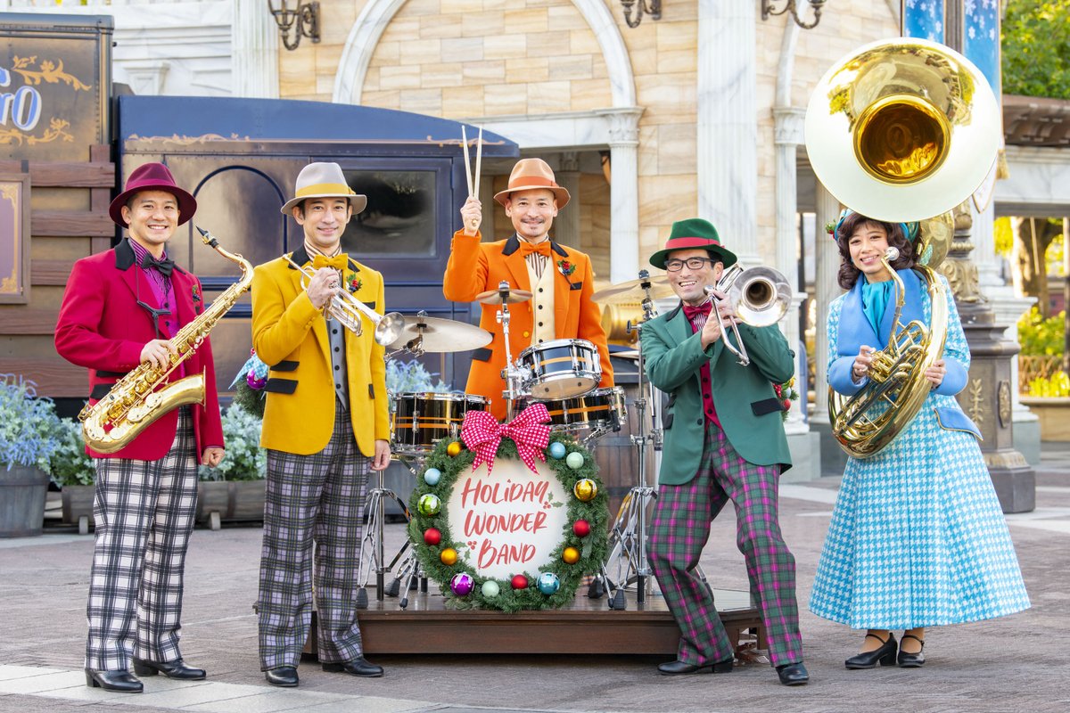 oricon's tweet photo. ＼ディズニーシーで“アトモス”復活❗️／
クリスマスソングを生歌＆生バンド披露🎺
「アトモスフィア・エンターテイメント」

【写真あり】
シーのアトモス＆ハーバーショー公開 🎄✨
https://t.co/aLyHkW1ieU

#ディズニークリスマス https://t.co/M0OpUl6xtP