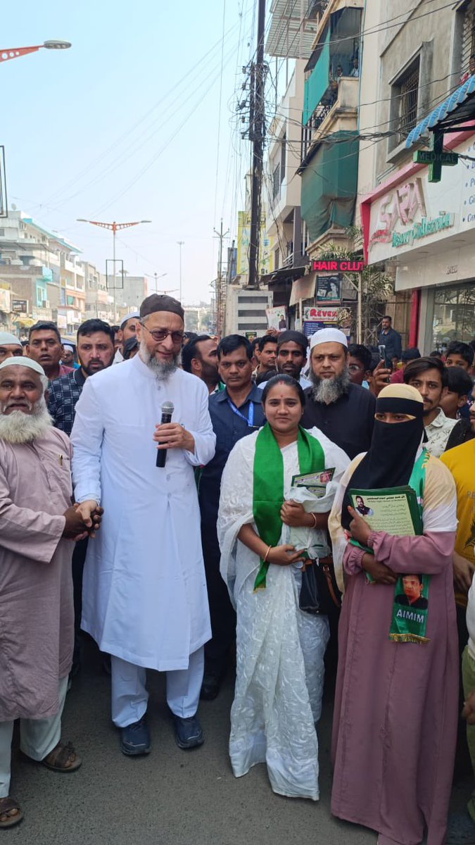mohsinaddeen96's tweet photo. AlMIM Chief &amp; Hyderabad MP Barrister @asadowaisi Along with AIMIM #Aurangabad East MLA Candidate @imtiaz_jaleel Holds Paidal Daura from Azad Chowk to Chelipura, #Aurangabad 🪁🦁

#AIMIM #Asaduddinowaisi #Imtiazjaleel #voteForKite #Vote4right #buttonno6 #Asadowaisiimperator https://t.co/5oaDvKigma
