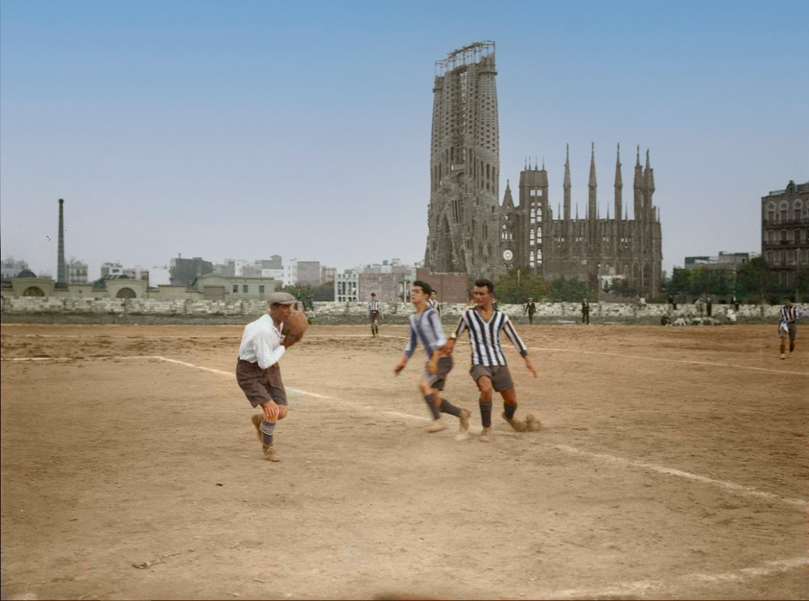 Aquest és el camp del <a href="/CEEuropa/">Club Esportiu Europa</a> amb la Sagrada Família de fons el 1915.   

📸Frederic Juandó Alegret