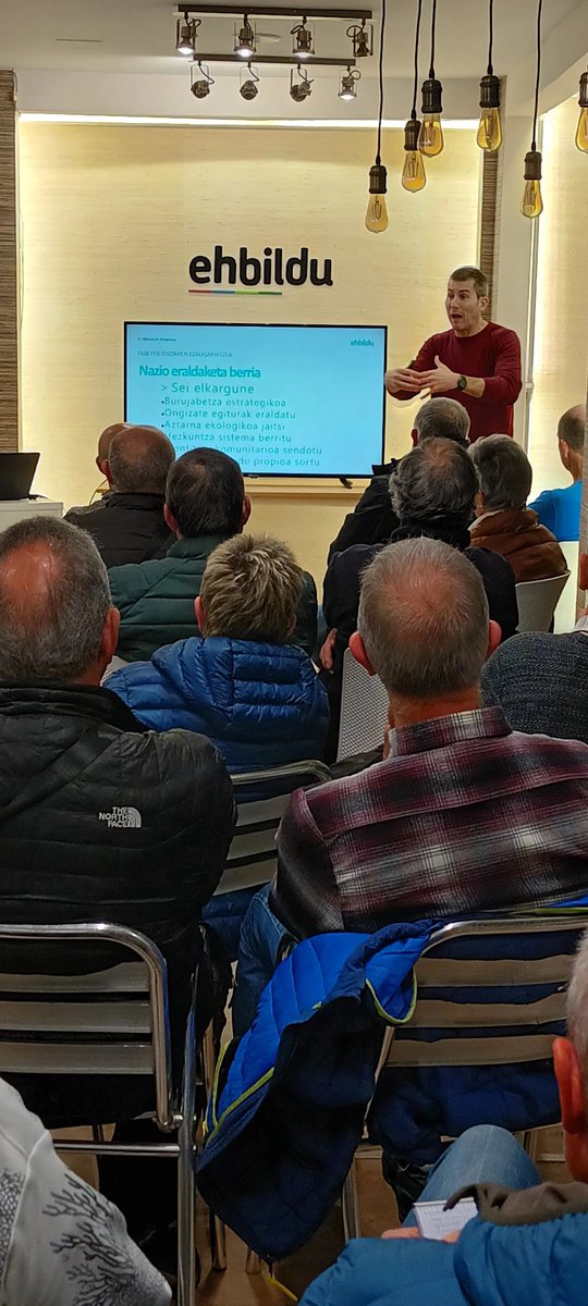 Atzo <a href="/arkarodriguez/">Arkaitz Rodriguez Torres</a> izan genuen gurekin eta <a href="/ehbildu/">EH Bildu</a>-ren III. Kongresuko Ponentzia Politikoaren nondik norakoak azaldu zizkigun, baita galderak erantzun ere. Eskerrik asko!

Utopian gara aske.

#Zutunik
#NazioaGara