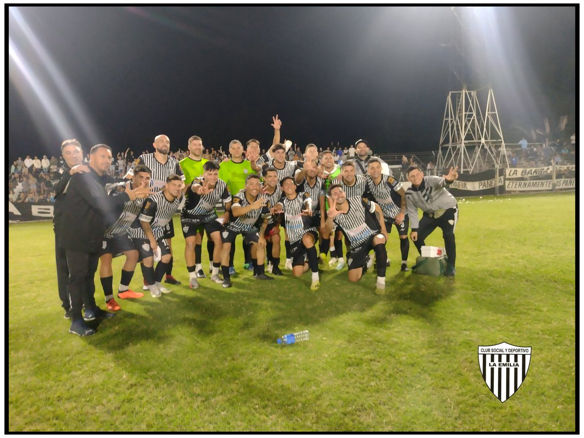 clublaemilia's tweet photo. CLASIFICÓOOO LA EMILIA 🖤🏴
Con una contundente victoria por 3-0 ante Paraná, el Pañe se ubicó en la primera posición y clasificó a la siguiente instancia del Torneo Regional Federal Amateur ⚽
Felicitaciones equipo ❕ Vamos por más 🖤🤍🖤 https://t.co/LJXwaPTgZ3