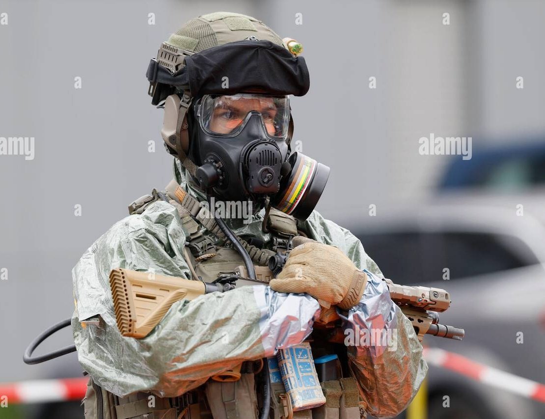 tacticalporn's tweet image. SEK #Polizei #TacticalUnit

🚩HK 416A5 de 11&quot; con:
-🎯Aimpoint Micro T2
- Laser BE Meyers MAWL
-🔦Surefire M600
- Rail HK SlimLine HKey
- PTT inalámbrico Invisio para las TX📡

🚩🪖Busch AMP-1 HC con 🎧Invisio T7

🚩Chaleco Lindnerhof

🚩Respirador AVON ST53