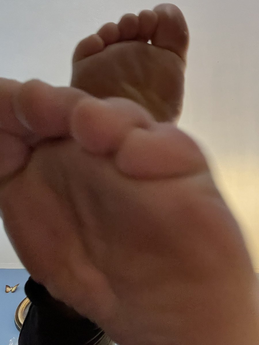 You know you want to get closer, so why fight it? My feet are waiting.

#feet #footfestish #fetishphotograph #Footage #feetworshi̇p #worship #FINDOM4EVER #feetphoto 

linktr.ee/strictly.busin…