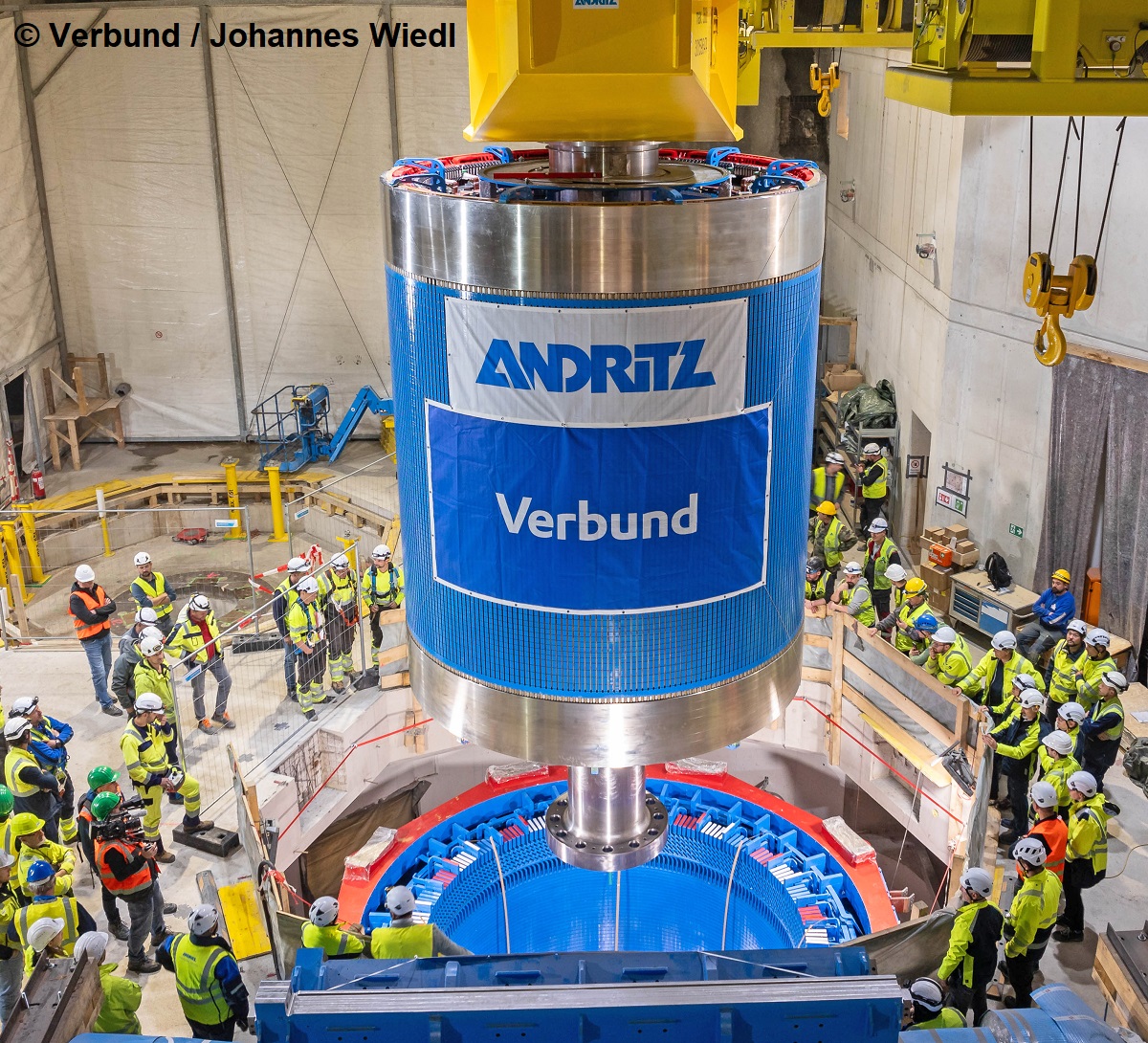 zekHydro's tweet photo. #Pumpspeicherkraftwerk #Limberg 3 im Salzburger Kaprun: 355 Tonnen schwerer Rotor erfolgreich eingehoben. Aufgrund seiner enormen Abmessungen und seines Gewichts musste dieser in der Kaverne gefertigt werden. https://t.co/7xupCH7fwi #wasserkraft #hydropower https://t.co/EH7HJqRvP2