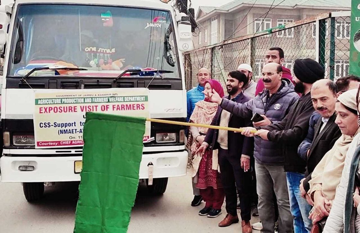 Fadiya_Khurram's tweet photo. "Exciting times ahead! 🚜🌱 Director of Agriculture flags-off a group of passionate farmers for an exposure visit to the Central Institute of Temperate Horticulture (CITH)! 🌿✨ A step towards learning, innovation & growth in horticulture! 🌾🍏 #Agriculture #Horticulture #CITH #Farmers #ExposureVisit#Innovation #Farming #AgriTech #SustainableFarming #AgriDevelopment #GreenRevolution #AgricultureLeadership #FarmToTable #FarmingCommunity #IndianFarmers #AgricultureInIndia #AgriGrowth #HorticultureDevelopment #FarmersEmpowerment #CITHVisit #FutureOfFarming #FarmersOfIndia #AgriLearning #RuralDevelopment #AgriEducation #FarmingInnovation #AgriculturalProgress #nayakashmir #badaltakashmir