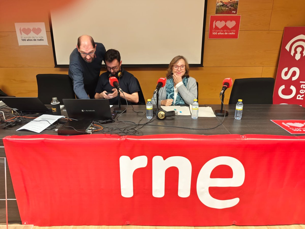 RTVEclm's tweet image. 📻Hoy nuestros compañer@s han realizado sus informativos locales-provinciales fuera de los estudios para acercarnos a los oyentes por los #100AñosRadio 

Gran trabajo👏🏼👏🏼❤️❤️🎙️🎙️
