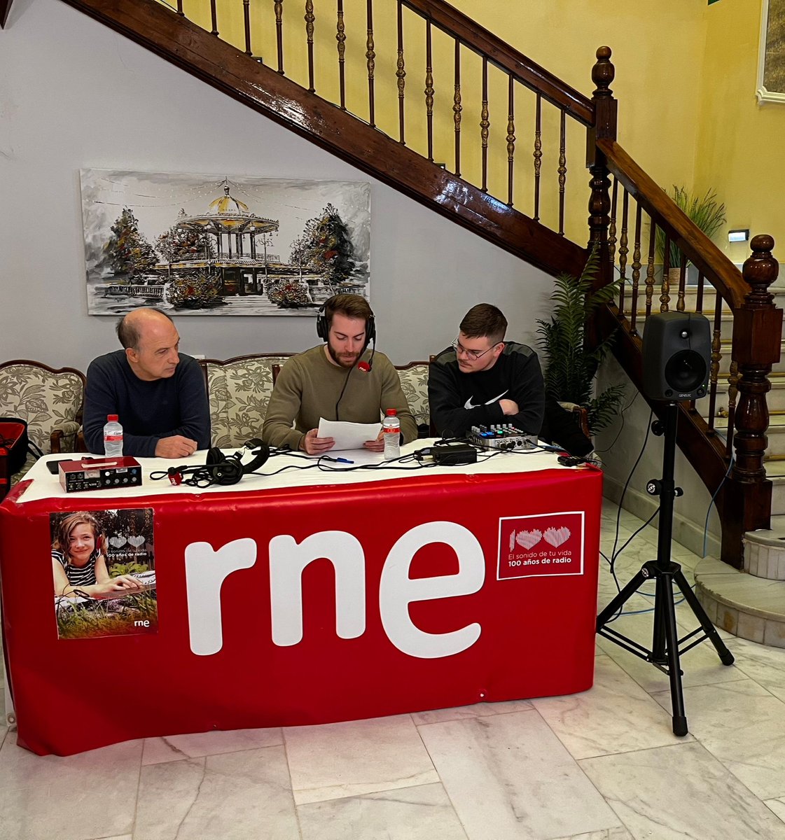 RTVEclm's tweet image. 📻Hoy nuestros compañer@s han realizado sus informativos locales-provinciales fuera de los estudios para acercarnos a los oyentes por los #100AñosRadio 

Gran trabajo👏🏼👏🏼❤️❤️🎙️🎙️