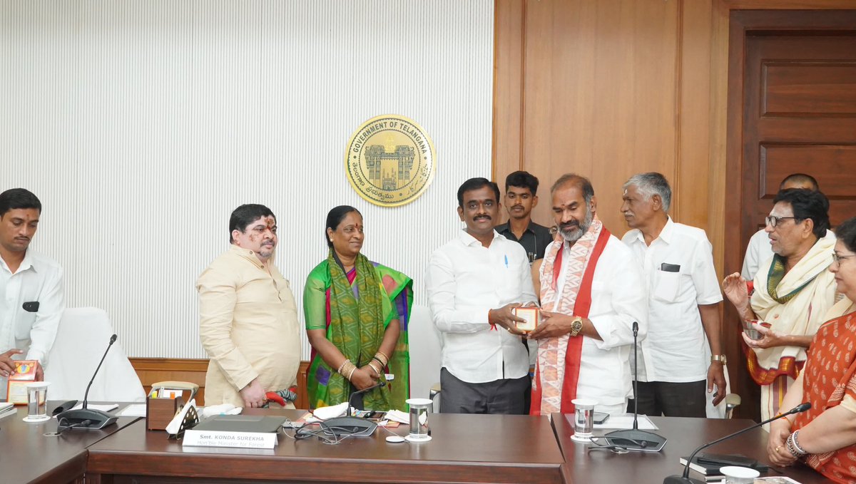 aadisrinivasmla's tweet image. తెలంగాణ రాష్ట్ర సచివాలయంలోని దేవాదాయ ధర్మాదాయ శాఖ మంత్రివర్యులు శ్రీమతి కొండా సురేఖ గారి ఆధ్వర్యంలో వారి చాంబర్లో వేములవాడ దేవాలయం మాస్టర్ ప్లాన్,అభివృద్ధి కార్యకలాపాల పైనిర్వహించిన సమావేశంలో మంత్రి పొన్నం ప్రభాకర్, ప్రభుత్వ విప్ &amp;amp; వేములవాడ ఎమ్మెల్యే ఆది శ్రీనివాస్, మానకొండూరు…