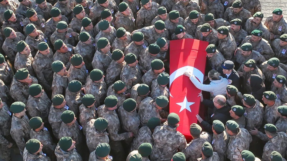 TurkPolisiTC's tweet photo. Şehit Polis Memuru Yiğitcan Yiğit, Tunceli'de düzenlenen törenin ardından helikopterle memleketine gönderildi. 

Kutlu ruhu şad olsun. https://t.co/PSrjlVDLWn